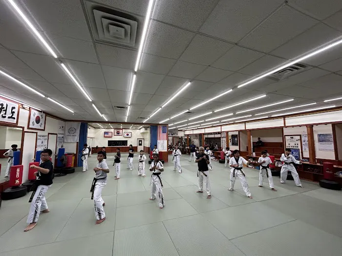 Master Yoo's Summit Taekwondo Picture 4