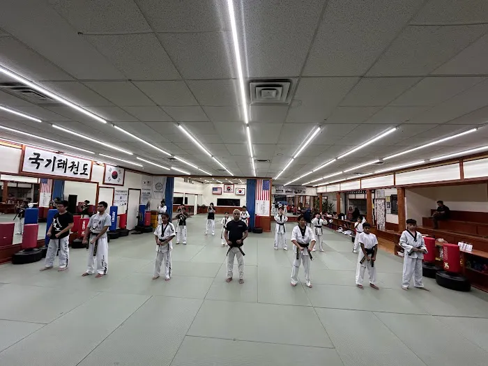Master Yoo's Summit Taekwondo Picture 9