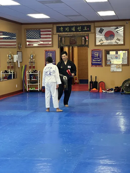 Master Lee's Tae Kwon Do Picture 1