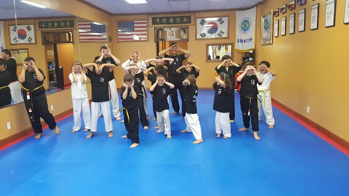 Master Lee's Tae Kwon Do Picture 4