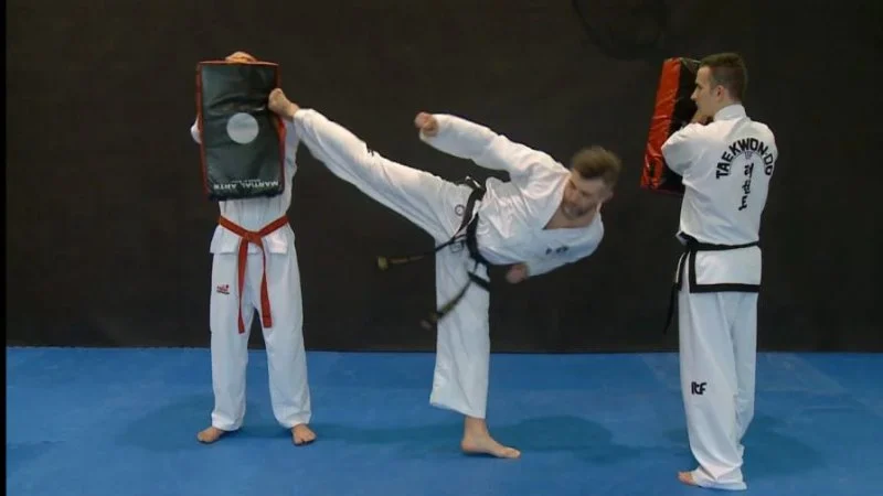 How to Execute a Fast Turning Kick (Dollyo Chagi) from a Switch | Taekwondo Techniques