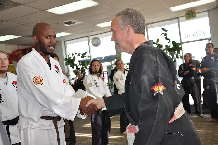 Shao-Lin Kung Fu & T'ai Chi Picture 8