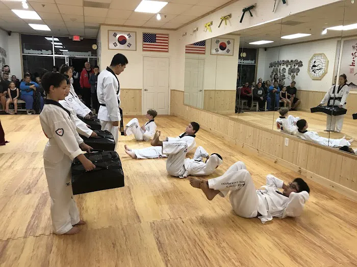 Master Choi's Olympic Taekwondo Picture 3