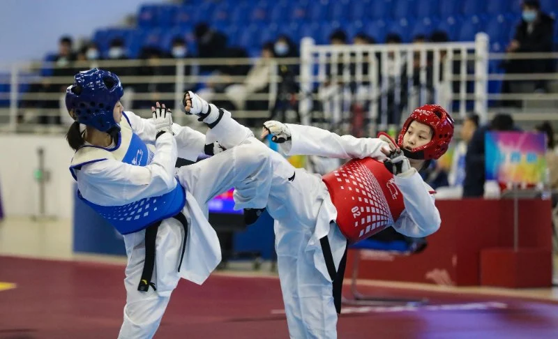 How to Perform a Cross Punch (Baro Jireugi) in Pattern