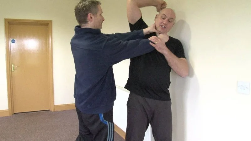 How to Perform a Basic Throat Strike Against Frontal Attacks in Extreme Scenarios