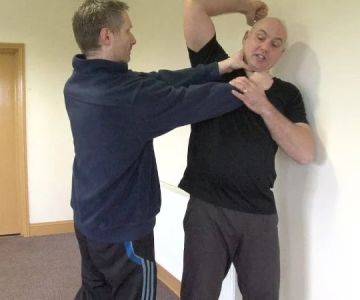 How to Perform a Basic Throat Strike Against Frontal Attacks in Extreme Scenarios